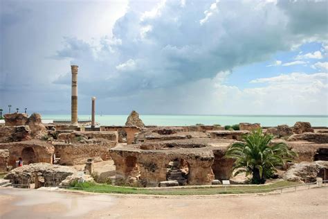 The Antonine Basin -  A Captivating Journey Through Roman Landscapes and Intricate Architectural Detailing!